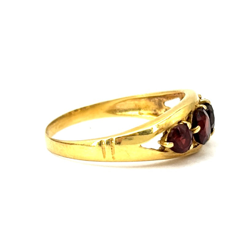 Anello riviera vintage granati e oro;  1.8 gr