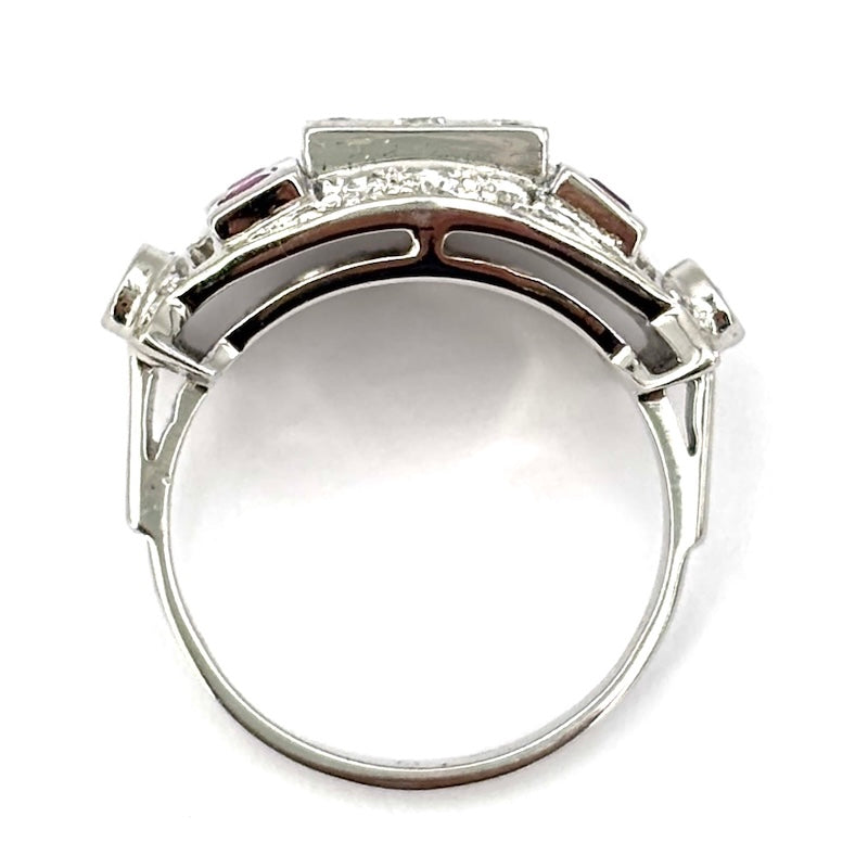 Anello rubini e brillanti, oro bianco, stile decò;  7.51 gr