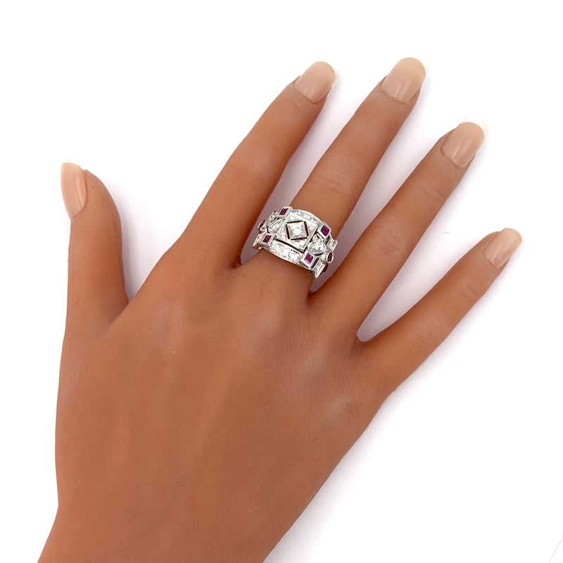 Anello rubini e brillanti, oro bianco, stile decò;  7.51 gr