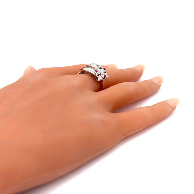 Anello rubini e brillanti, oro bianco, stile decò;  7.51 gr