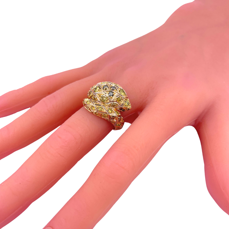 Anello serpente, diamanti fancy - 3.53 ct, oro giallo; 15.12 gr