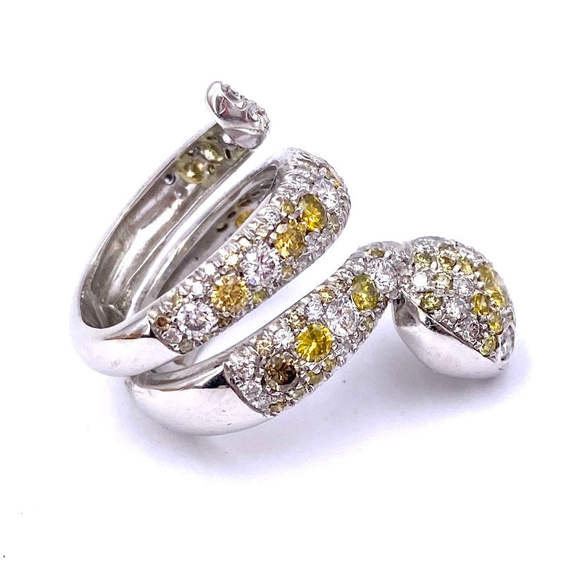 Anello serpente diamanti gialli e bianchi, oro bianco; 14.28 gr