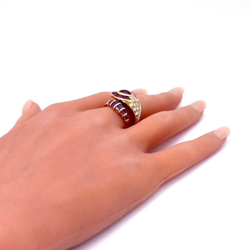Anello serpente in stile, rubini, diamanti e oro - CAPOLAVORO; 11.59 gr