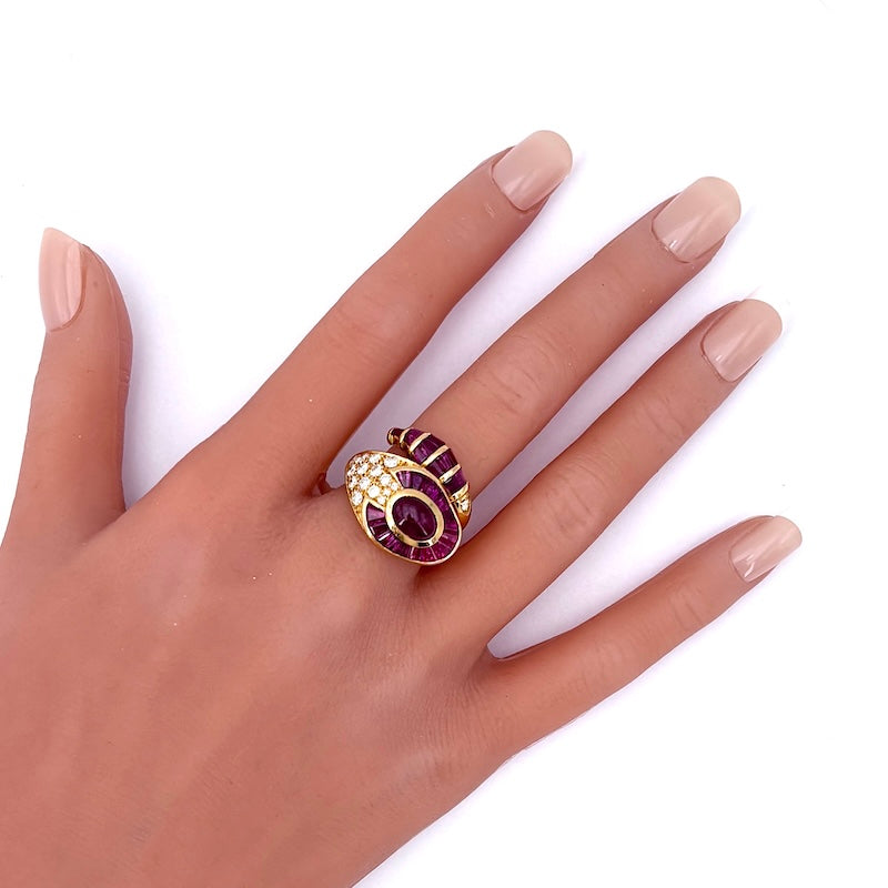 Anello serpente in stile, rubini, diamanti e oro - CAPOLAVORO; 11.59 gr
