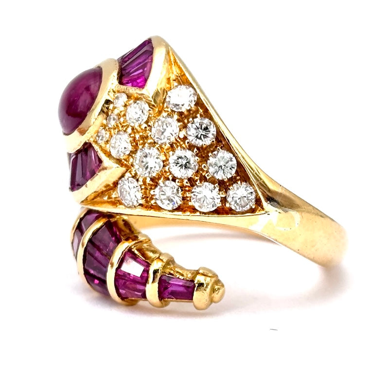 Anello serpente in stile, rubini, diamanti e oro - CAPOLAVORO; 11.59 gr