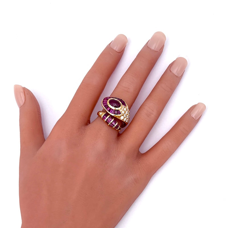 Anello serpente in stile, rubini, diamanti e oro - CAPOLAVORO; 11.59 gr