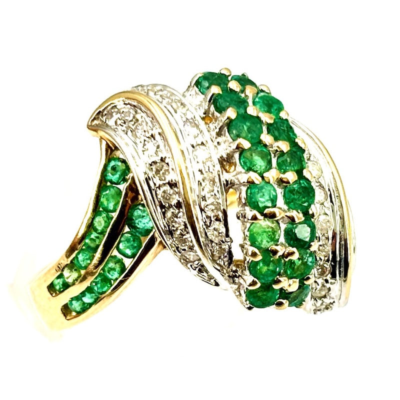 Anello simil contrariè, smeraldi, oro e brillanti; 7.27 gr