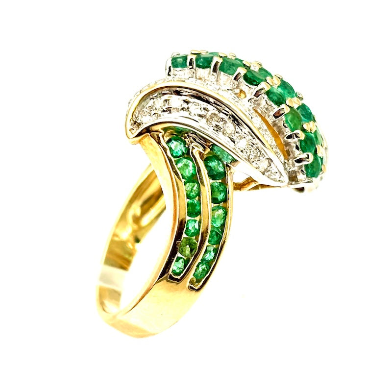 Anello simil contrariè, smeraldi, oro e brillanti; 7.27 gr