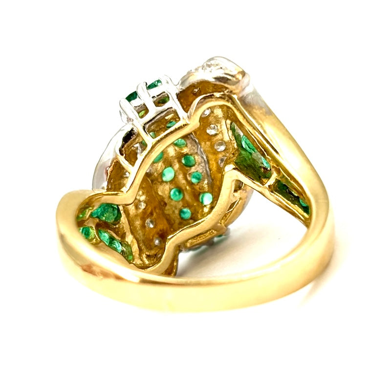 Anello simil contrariè, smeraldi, oro e brillanti; 7.27 gr