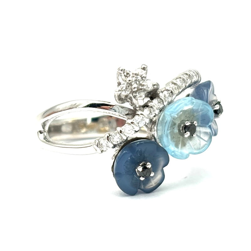 Anello simil contrariè fiori quarzi blu azzurri, brillanti, oro bianco; 5.45 gr