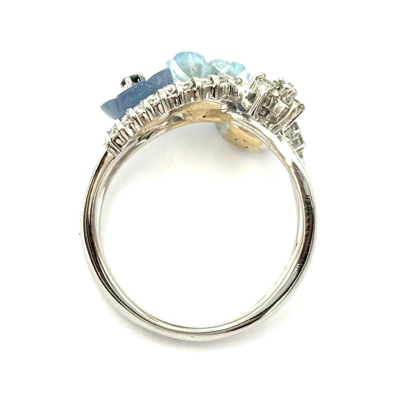 Anello simil contrariè fiori quarzi blu azzurri, brillanti, oro bianco; 5.45 gr