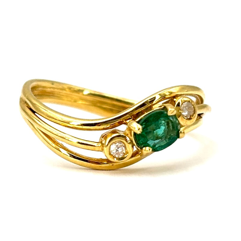 Anello simil onda vintage, smeraldo, oro giallo e brillanti; 2.83 gr