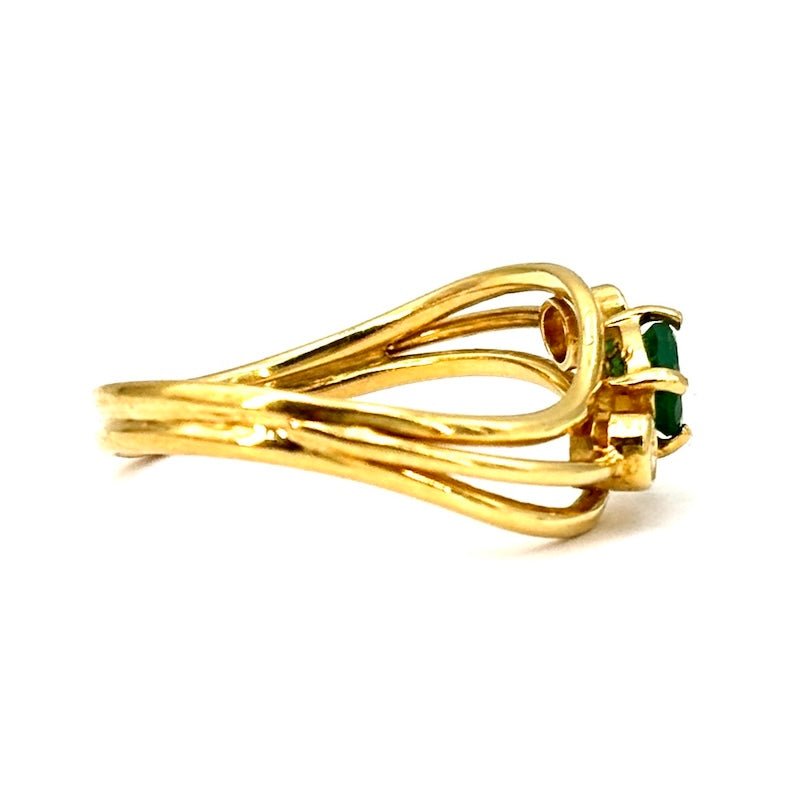 Anello simil onda vintage, smeraldo, oro giallo e brillanti; 2.83 gr