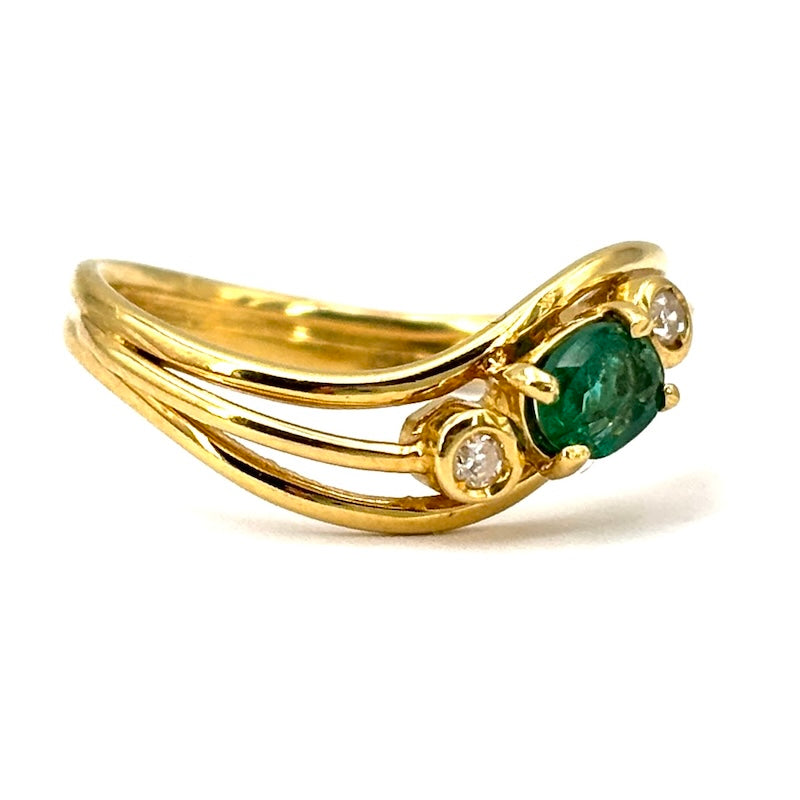 Anello simil onda vintage, smeraldo, oro giallo e brillanti; 2.83 gr