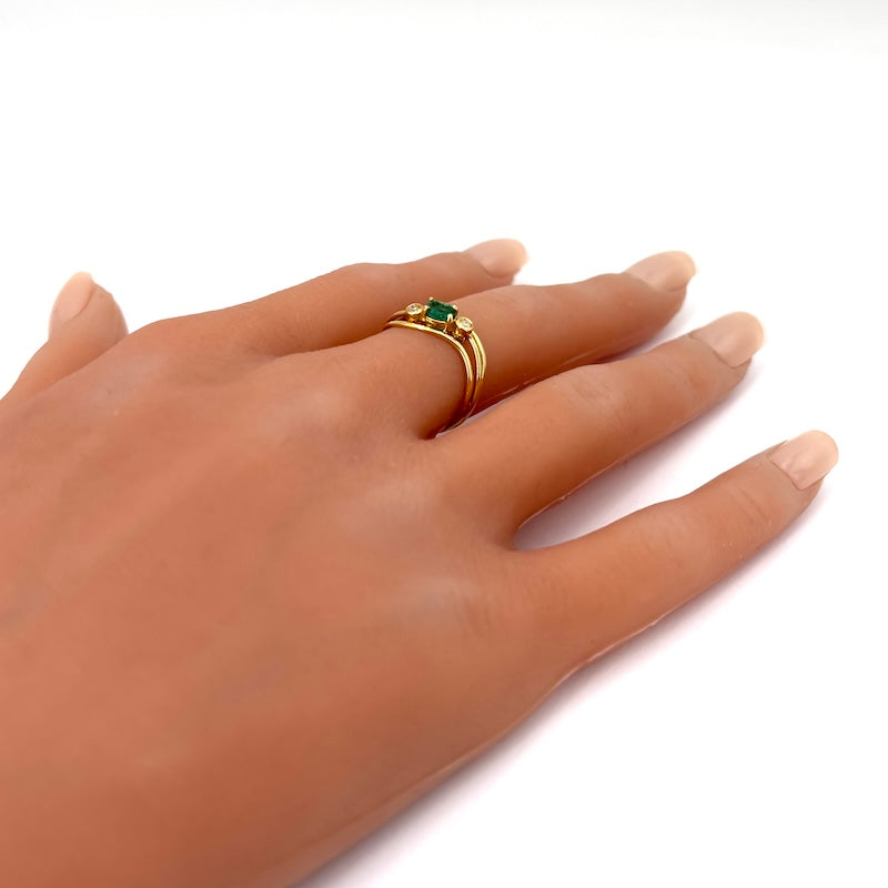 Anello simil onda vintage, smeraldo, oro giallo e brillanti; 2.83 gr