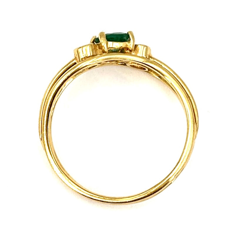 Anello simil onda vintage, smeraldo, oro giallo e brillanti; 2.83 gr