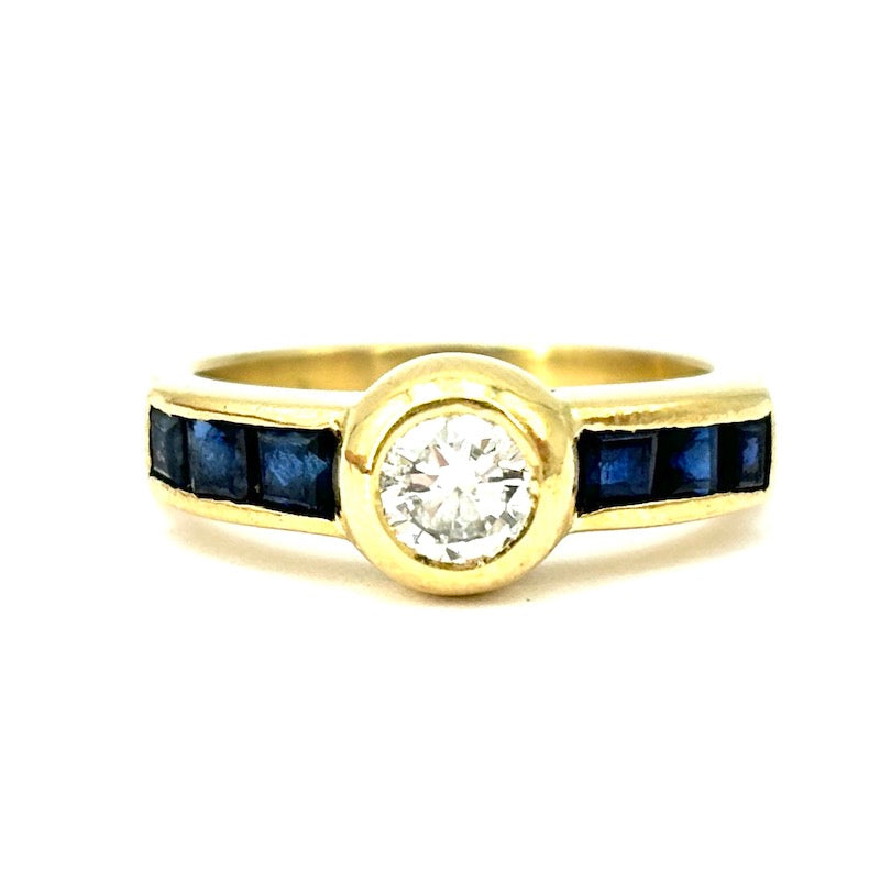 Anello solitario/fascia vintage brillante e zaffiri carrè, oro giallo; 5.85 gr