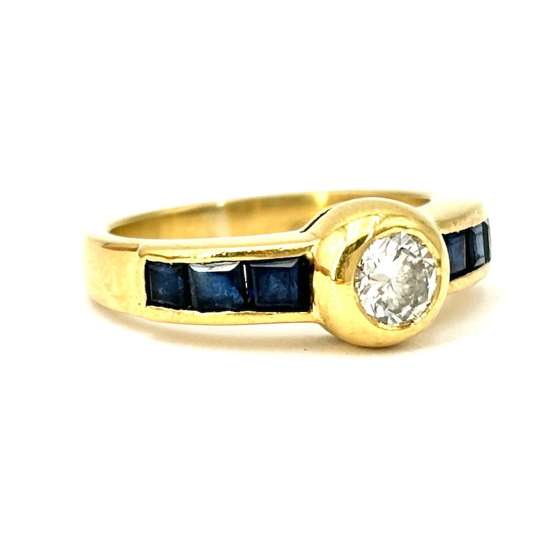 Anello solitario/fascia vintage brillante e zaffiri carrè, oro giallo; 5.85 gr
