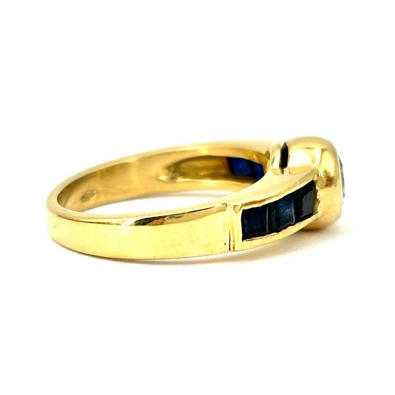 Anello solitario/fascia vintage brillante e zaffiri carrè, oro giallo; 5.85 gr