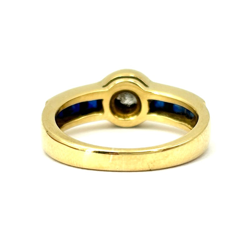 Anello solitario/fascia vintage brillante e zaffiri carrè, oro giallo; 5.85 gr