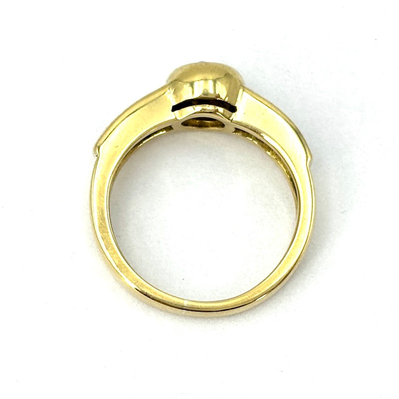 Anello solitario/fascia vintage brillante e zaffiri carrè, oro giallo; 5.85 gr