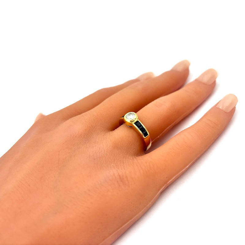 Anello solitario/fascia vintage brillante e zaffiri carrè, oro giallo; 5.85 gr