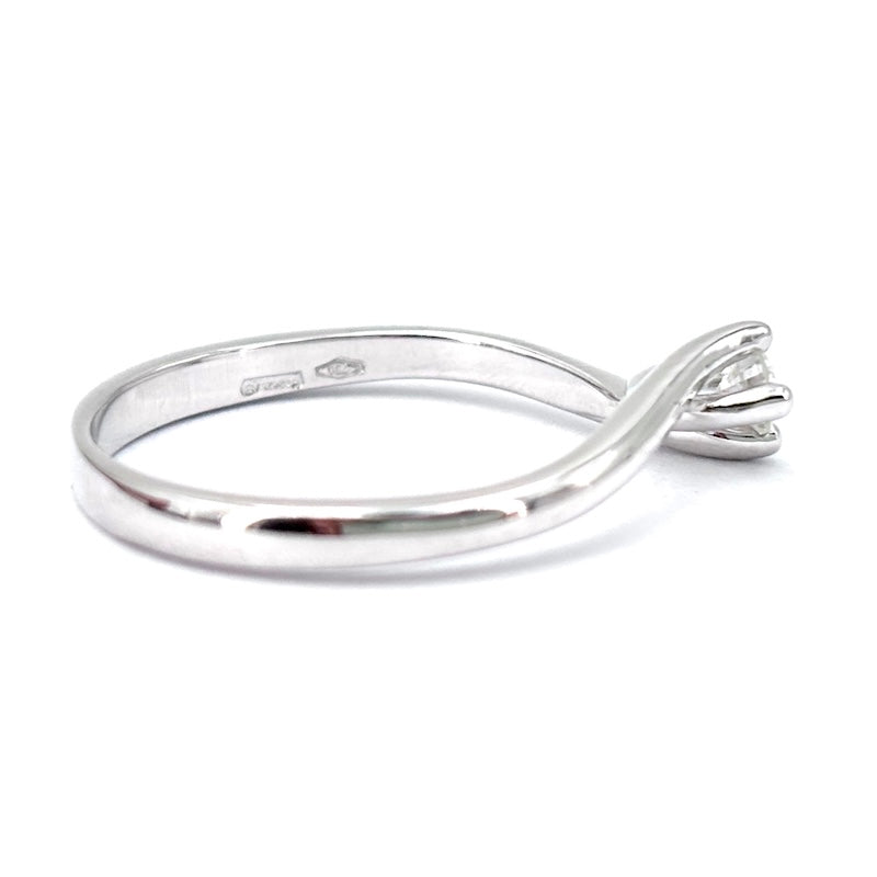 Anello solitario in oro bianco, 0.10 ct; 2.59 gr