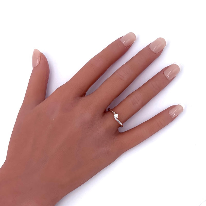 Anello solitario in oro bianco, 0.10 ct; 2.59 gr