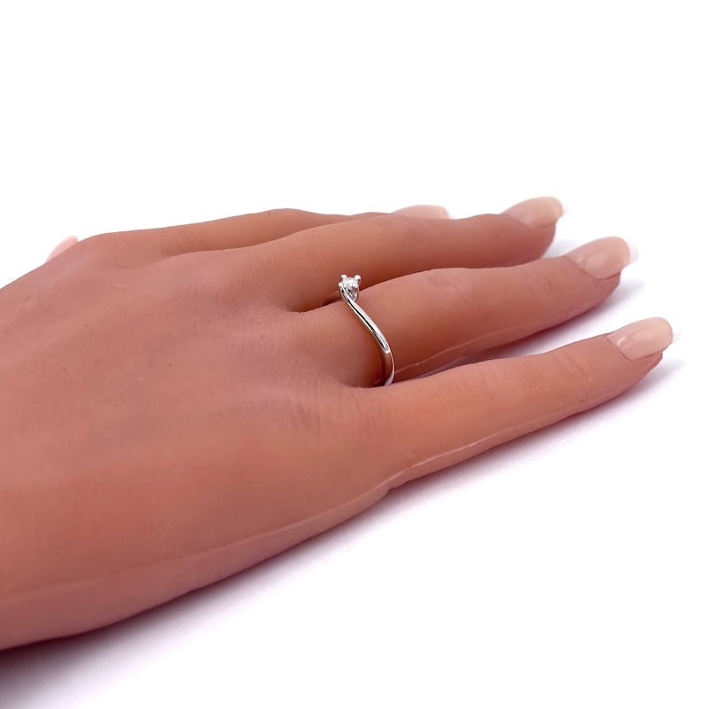 Anello solitario in oro bianco, 0.10 ct; 2.59 gr