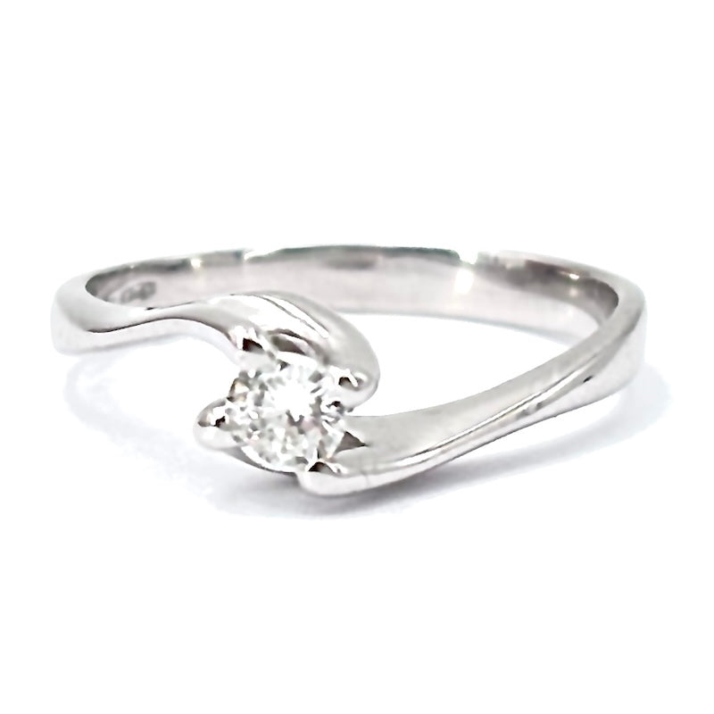 Anello solitario in oro bianco, 0.15 ct; 2.28 gr