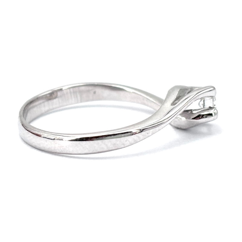 Anello solitario in oro bianco, 0.15 ct; 2.28 gr