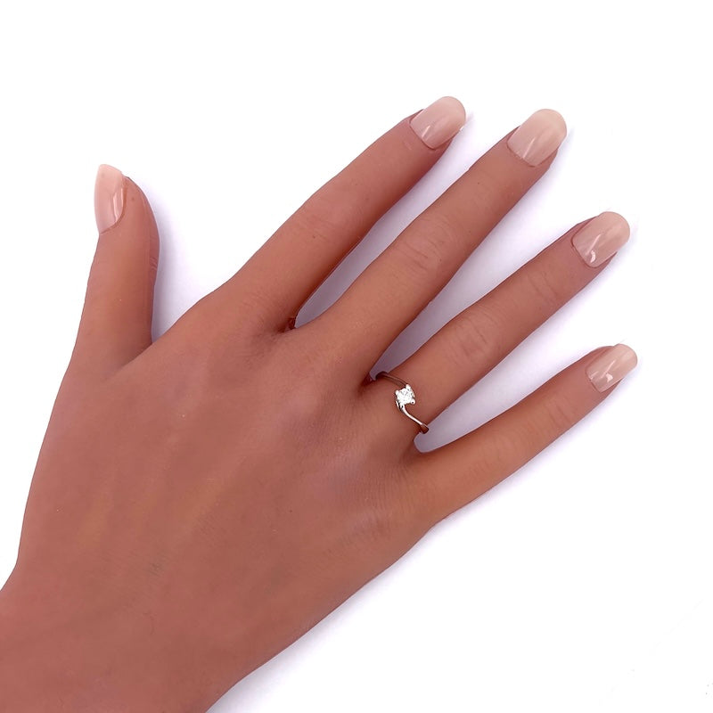 Anello solitario in oro bianco, 0.15 ct; 2.28 gr