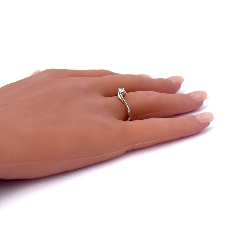 Anello solitario in oro bianco, 0.15 ct; 2.28 gr