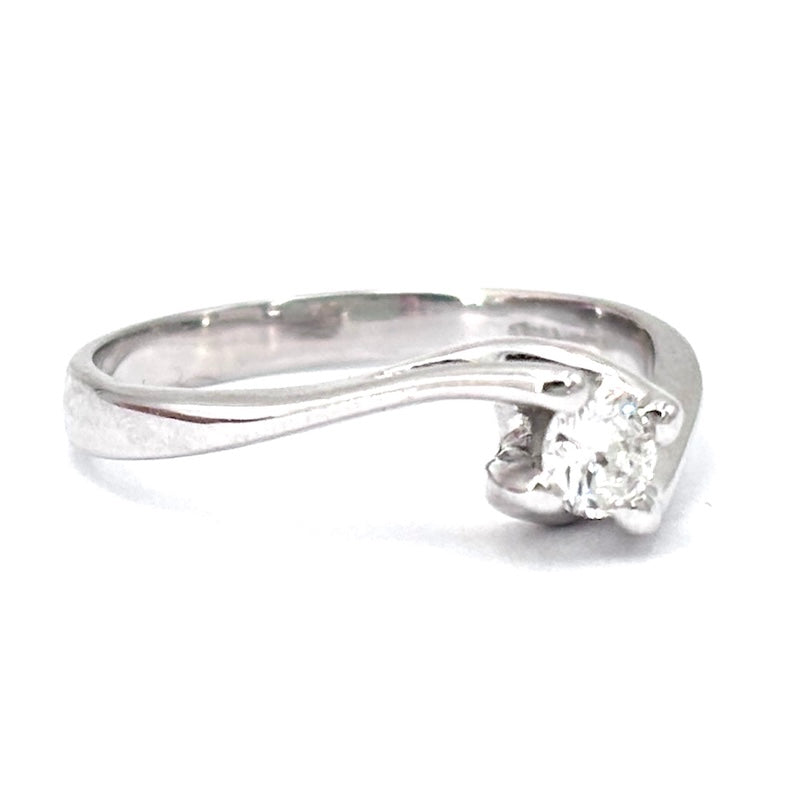 Anello solitario in oro bianco, 0.15 ct; 2.28 gr