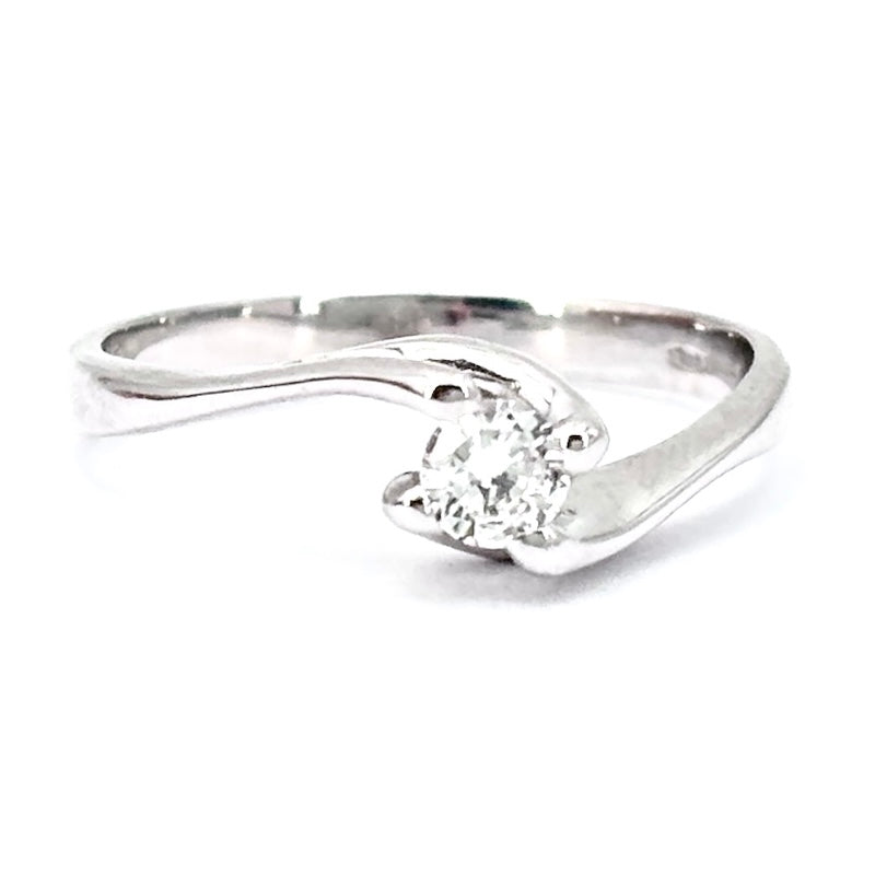 Anello solitario in oro bianco, 0.15 ct; 2.28 gr