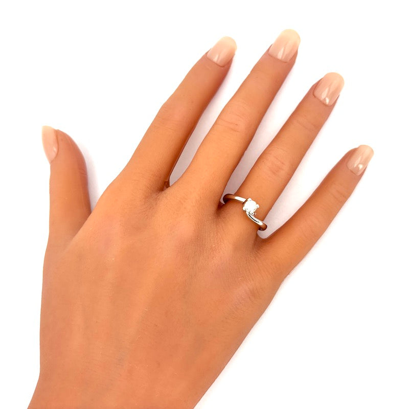 Anello solitario in oro bianco, 0.35 ct; 4.54 gr