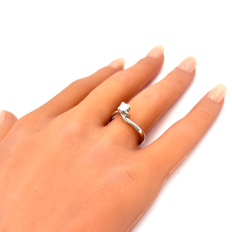 Anello solitario in oro bianco, 0.35 ct; 4.54 gr