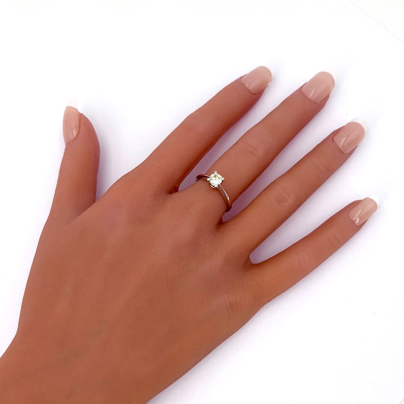 Anello solitario in oro bianco, 0.43 ct; 3.13 gr