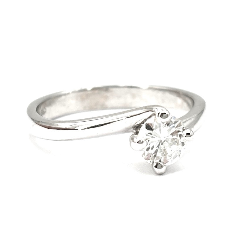 Anello solitario in oro bianco, 0.51 ct; 3.14 gr