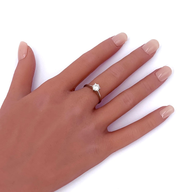 Anello solitario in oro bianco, 0.75 ct; 3.61 gr