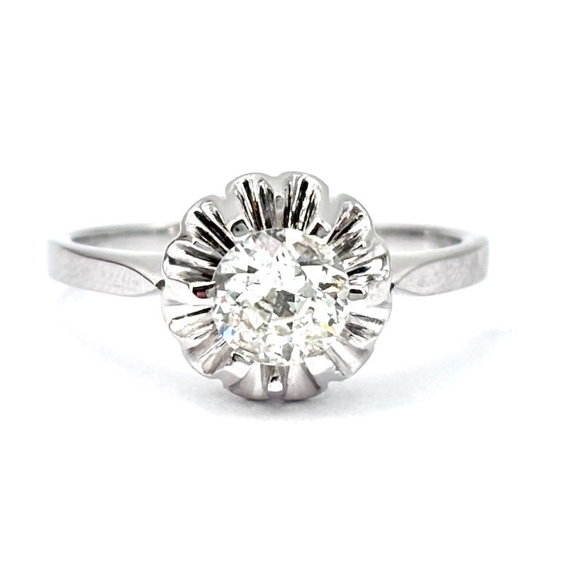Anello solitario taglio antico in oro bianco, 0.68 ct; 3.51 gr