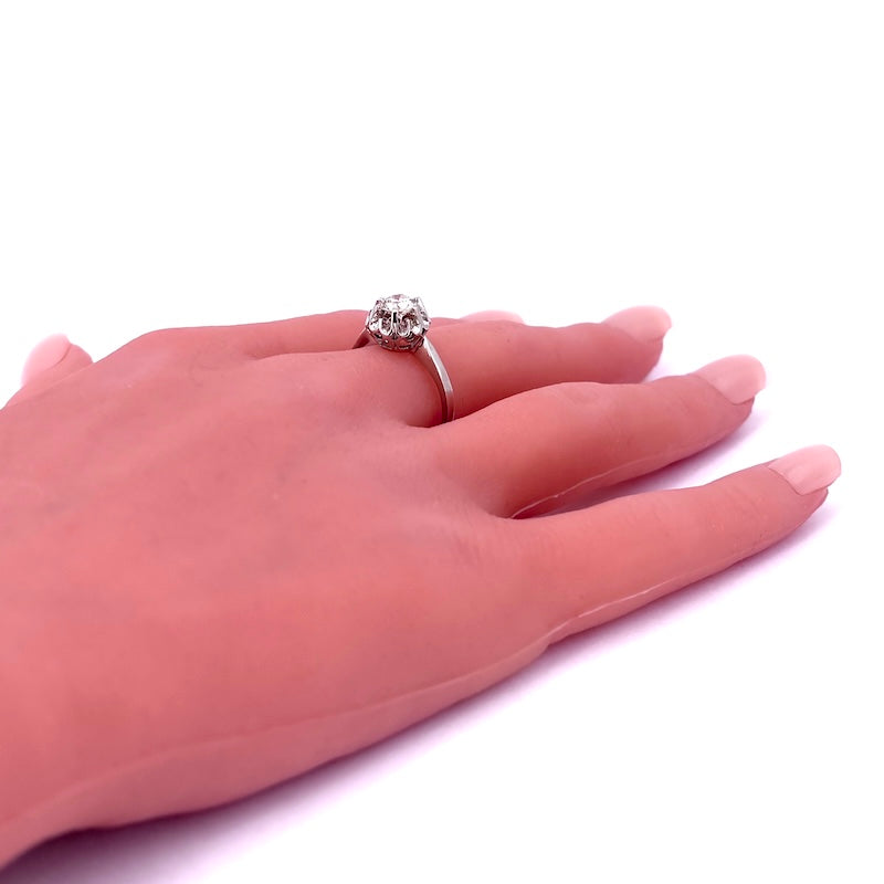 Anello solitario taglio antico in oro bianco, 0.68 ct; 3.51 gr