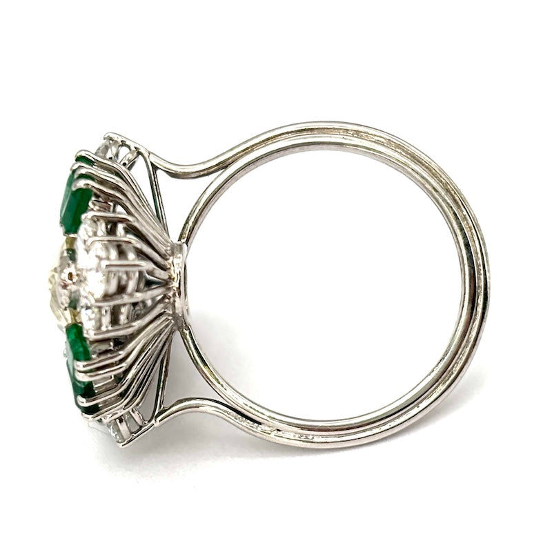 Anello spola CAPOLAVORO, marquise di diamante fancy 3.43 ct, brillanti e smeraldi; 7.41 gr