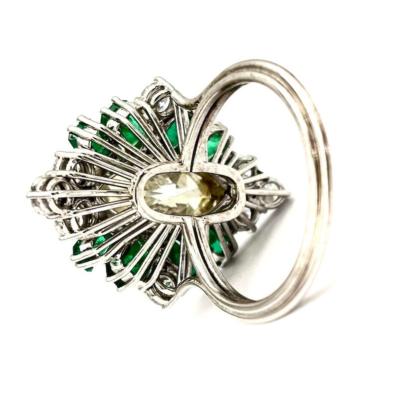 Anello spola CAPOLAVORO, marquise di diamante fancy 3.43 ct, brillanti e smeraldi; 7.41 gr