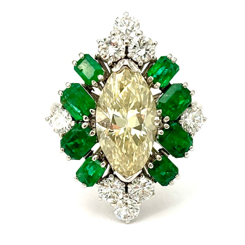 Anello spola CAPOLAVORO, marquise di diamante fancy 3.43 ct, brillanti e smeraldi; 7.41 gr