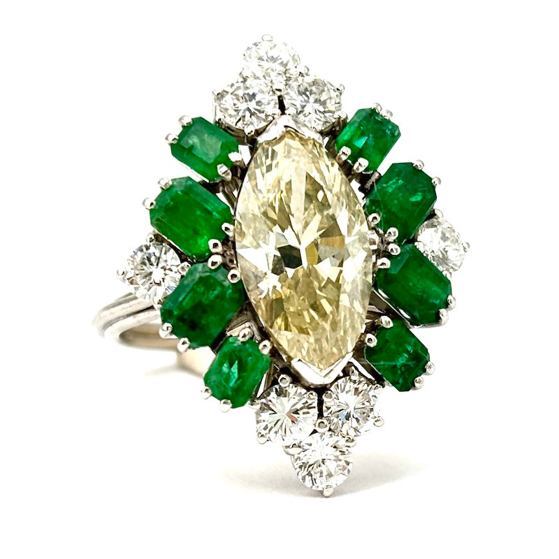 Anello spola CAPOLAVORO, marquise di diamante fancy 3.43 ct, brillanti e smeraldi; 7.41 gr