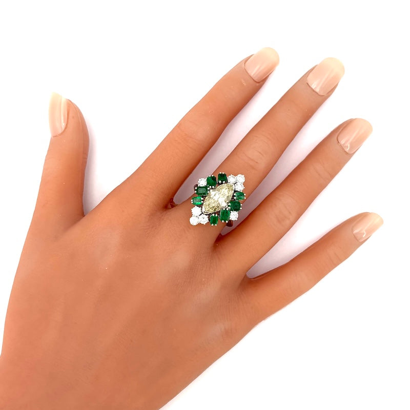 Anello spola CAPOLAVORO, marquise di diamante fancy 3.43 ct, brillanti e smeraldi; 7.41 gr
