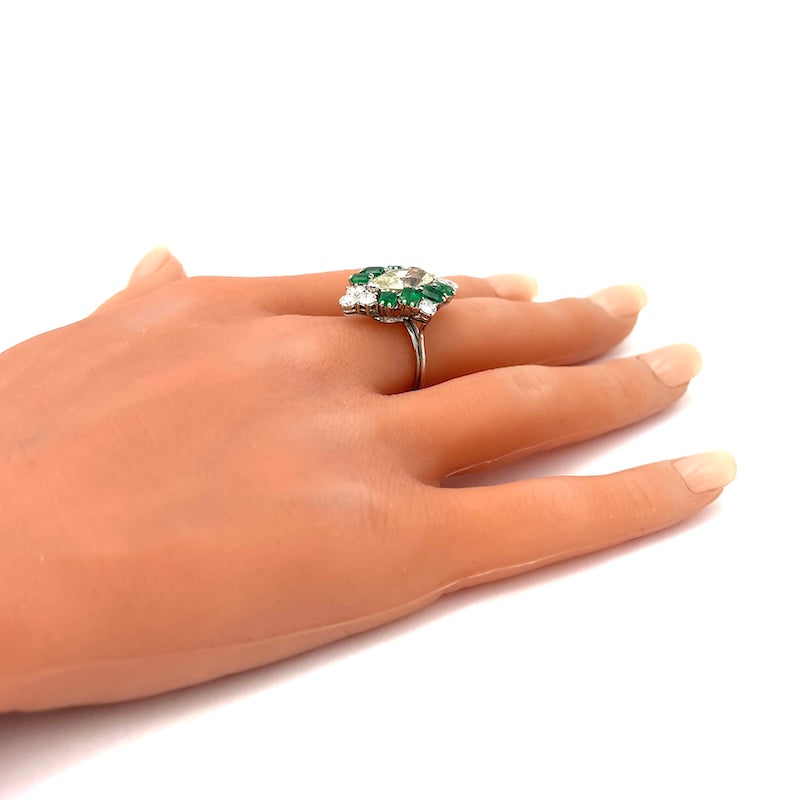 Anello spola CAPOLAVORO, marquise di diamante fancy 3.43 ct, brillanti e smeraldi; 7.41 gr