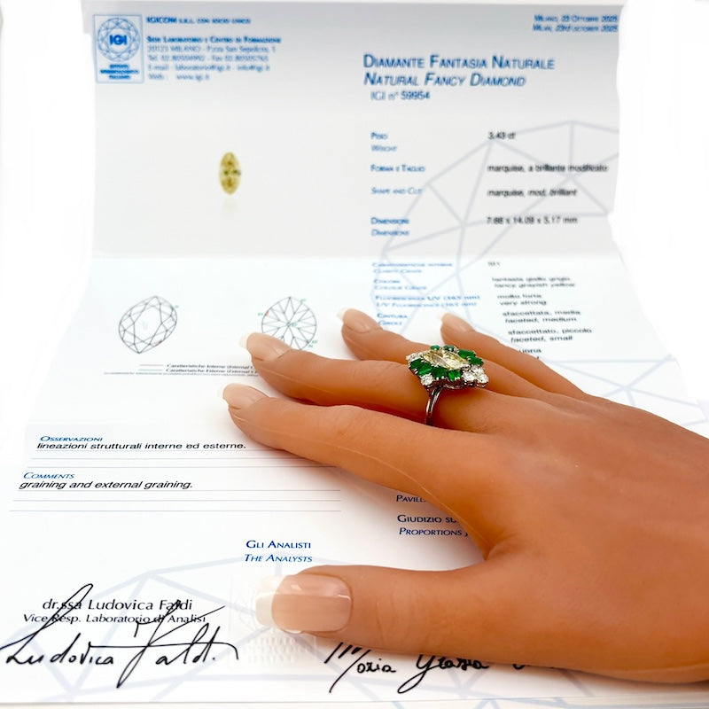 Anello spola CAPOLAVORO, marquise di diamante fancy 3.43 ct, brillanti e smeraldi; 7.41 gr