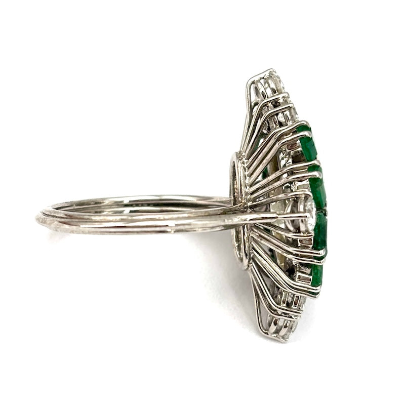 Anello spola CAPOLAVORO, marquise di diamante fancy 3.43 ct, brillanti e smeraldi; 7.41 gr